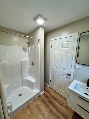 Classic Room | Bathroom | Shower, towels, soap, shampoo