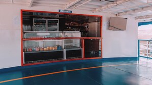 A bar area with a sign reading "Lanchonete" and a refrigerated display. - IbarcoHotel (Belém)