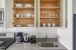 Kühlschrank, Mikrowelle, Ofen, Herdplatte