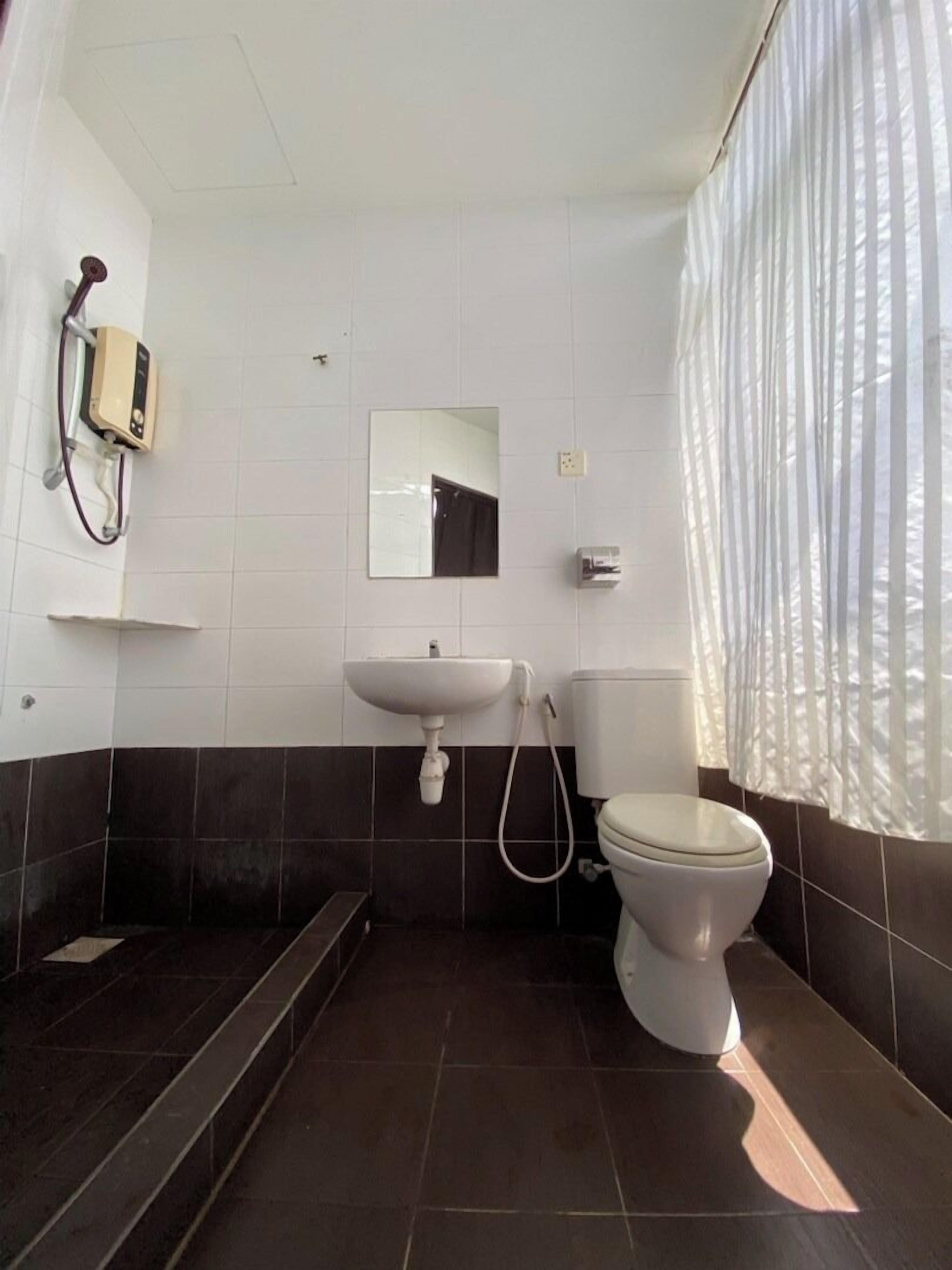 Deluxe Twin Room | Bathroom | Shower, free toiletries, bidet, towels