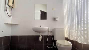 Deluxe Twin Room | Bathroom | Shower, free toiletries, bidet, towels