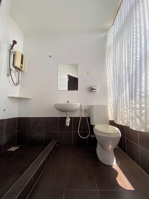 A bathroom with a toilet, sink, and shower. - Collection O KLIA Formerly Bary Inn. (Sepang)