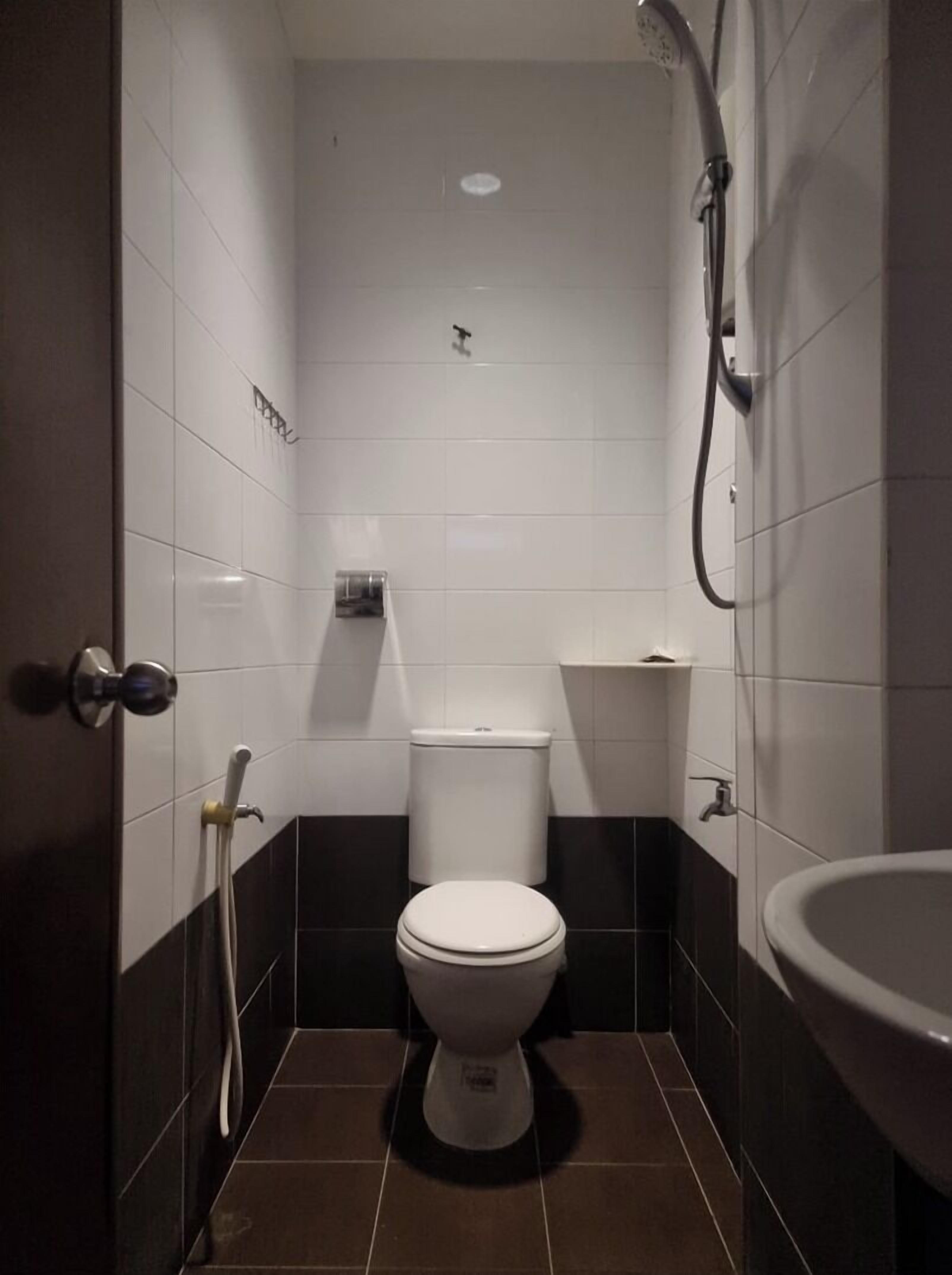 Shower, free toiletries, bidet, towels