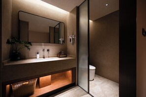 مجففات شعر، مناشف، صابون، شامبو