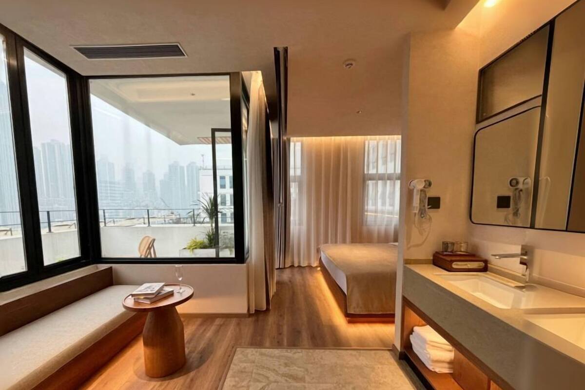 Chambre Double Panoramique, 1 grand lit, patio, vue fleuve | Chambres insonorisées, Wi-Fi gratuit