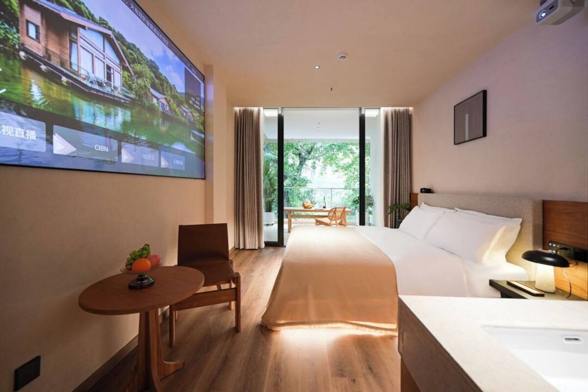 Chambre Double Majestueuse, 1 grand lit, patio, vue jardin | Chambres insonorisées, Wi-Fi gratuit