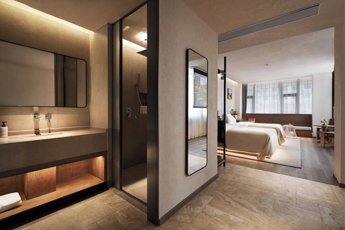 Chambre Luxe avec lits jumeaux, plusieurs lits, vue fleuve | Chambres insonorisées, Wi-Fi gratuit