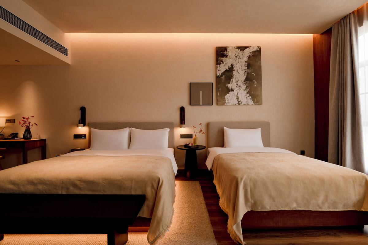 Chambre Triple Familiale, plusieurs lits, bain à remous, vue cour intérieure | Chambres insonorisées, Wi-Fi gratuit