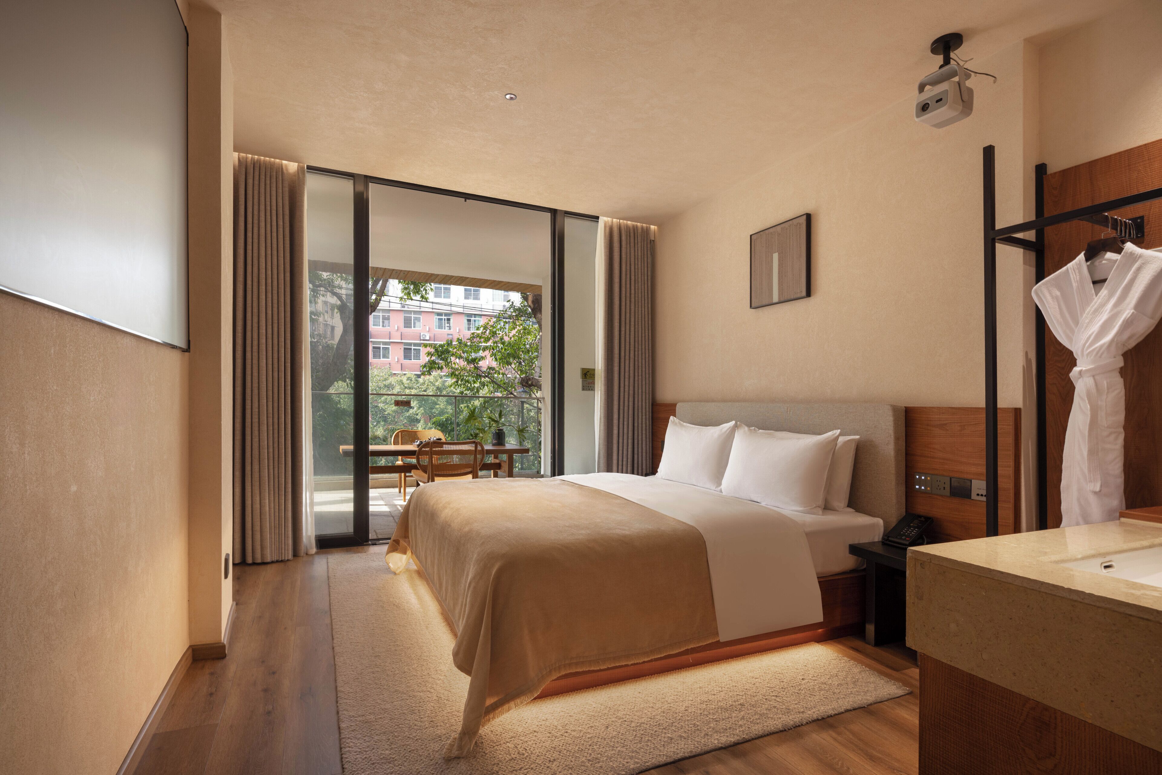 Phòng đôi Grand, 1 giường cỡ queen, sân hiên, quang cảnh vườn | Phòng cách âm, truy cập Internet không dây miễn phí 