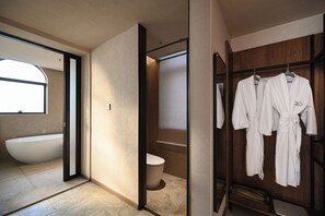 مجففات شعر، مناشف، صابون، شامبو