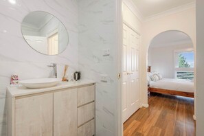 Shower, hair dryer, towels - Whisper on the Falls - Panoramic Valley Views (Wentworth Falls)