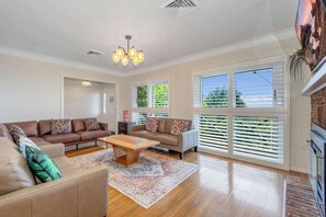 TV, peis og kontorer