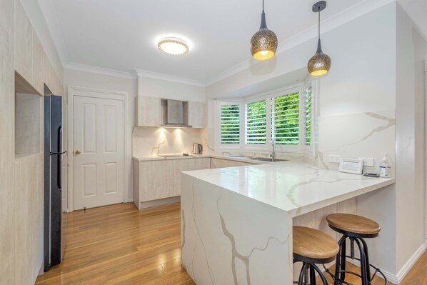 Kjøleskap, mikrobølgeovn, ovn og kokeplater