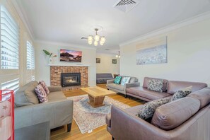 TV, lareira, escritórios