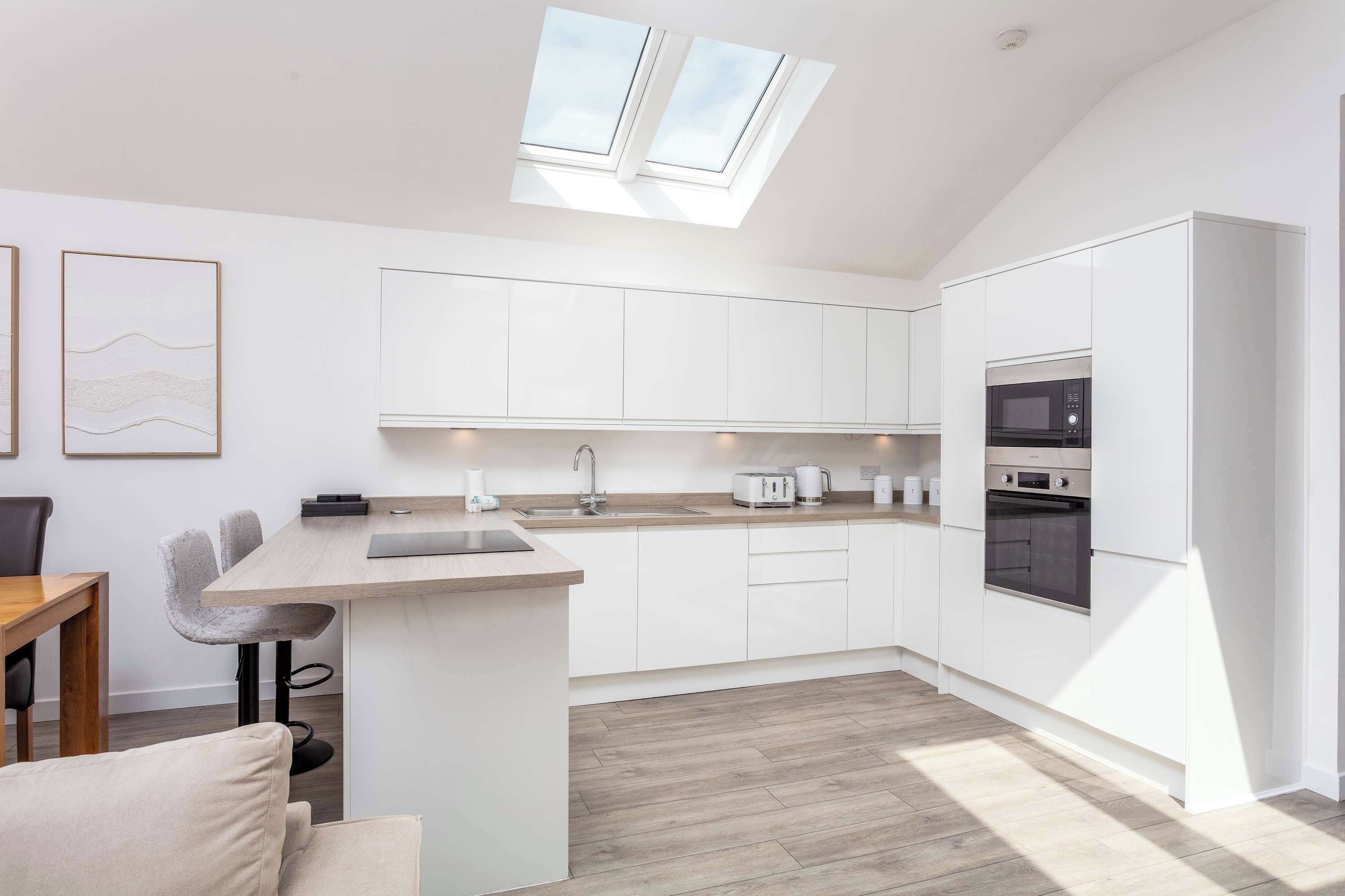 Four, batterie de cuisine, vaisselle et ustensiles