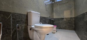 Deluxe Studio Suite | Bathroom | Shower, towels, soap, shampoo