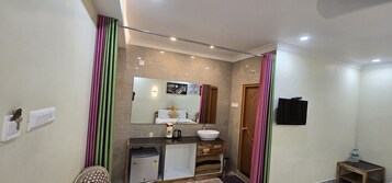 Deluxe Studio Suite | Premium bedding, free WiFi, bed sheets