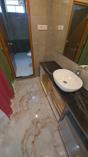 Deluxe Studio Suite | Bathroom