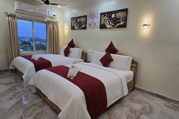 Deluxe Studio Suite | Premium bedding, free WiFi, bed sheets