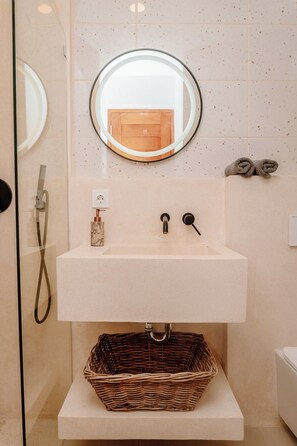 Villa – deluxe, 2 soverom, terrasse, bassengutsikt | Bad | Dusj, toalettartikler (inkludert), hårføner og håndklær