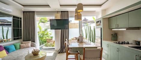 Villa Deluxe, 2 chambres, patio, vue piscine | Cuisine privée | Réfrigérateur, micro-ondes, plaque de cuisson, cafetière/bouilloire