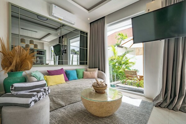 Villa – deluxe, 2 soverom, terrasse, bassengutsikt | Oppholdsrom | En 50-tommers TV med kabel-kanaler