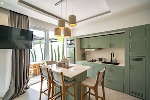 디럭스 빌라, 침실 2개, 파티오, 수영장 전망 | 다이닝룸