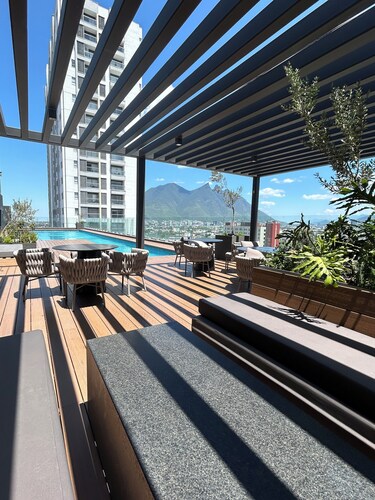 Elegant loft apt  Santa Lucia king size bed, swim pool, gym, parking, kids club