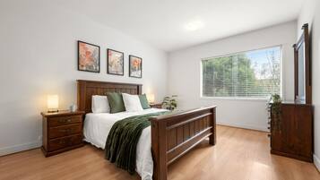 3 bedrooms, desk, iron/ironing board, free WiFi