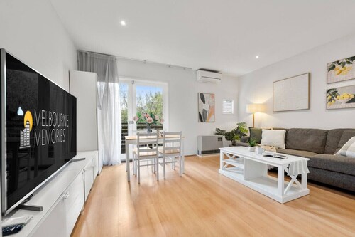 Comfy Box Hill Unit: Near Station + Restaurants!