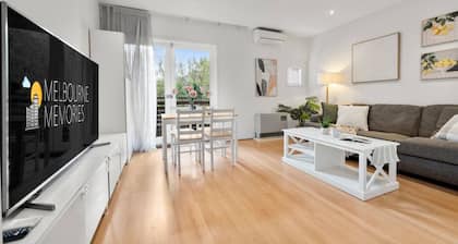 Comfy Box Hill Unit: Near Station + Restaurants!