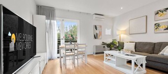 Comfy Box Hill Unit: Near Station + Restaurants!