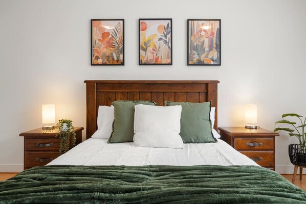 3 habitaciones, escritorio, tabla de planchar con plancha y wifi gratis 