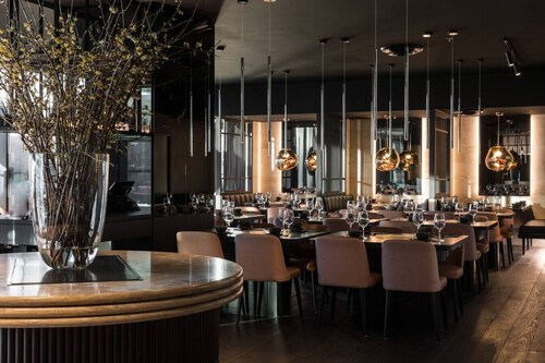 Comfy Box Hill Unit: Near Station + Restaurants!