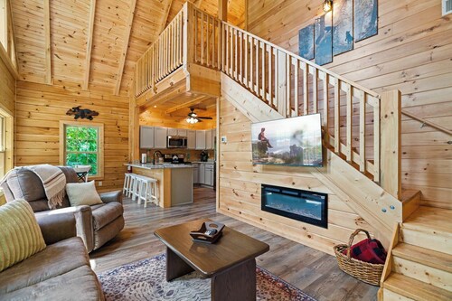 New Secluded Log Cabin, 1Mile to Downtown, Hot Tub