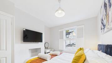 5 bedrooms, desk, iron/ironing board, travel crib