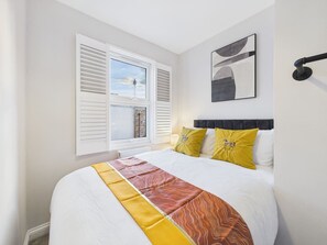 5 室のベッドルーム、デスク、アイロン / アイロン台、旅行用ベビーベッド