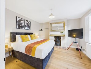 5 bedrooms, desk, iron/ironing board, travel cot