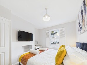 5 bedrooms, desk, iron/ironing board, travel cot