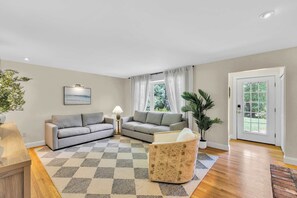 Televisio, takka, työhuone