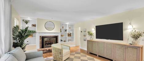 Televisión, chimenea y oficina