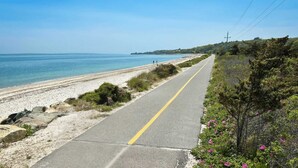 Una carretera costera con vista despejada a la playa y al océano.