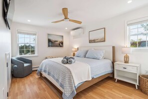 2 bedrooms, desk, WiFi, bed sheets