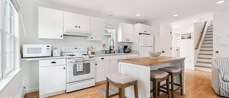 Køleskab, mikrobølgeovn, ovn, kogeplade