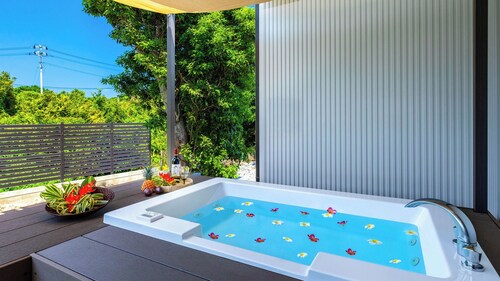 1-building rental Suppai Resort Okinawa with Jacuzzi, conveniently located 3 minutes by car from Churaumi Aquarium.