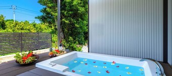 1-building rental Suppai Resort Okinawa with Jacuzzi, conveniently located 3 minutes by car from Churaumi Aquarium.