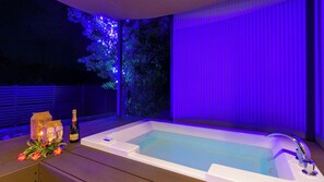 Outdoor spa tub - 1-building rental Suppai Resort Okinawa with Jacuzzi, conveniently located 3 minutes by car from Churaumi Aquarium. (Kunigami-gun Motobu-cho Yamakawa)