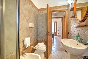 Dusche, Bidet, Handtücher, Seife