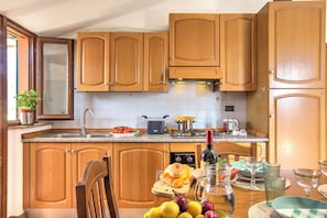 Appartement Standard, plusieurs chambres (Chianti Wine Site Apt Private Balcony) | Cuisine privée | Réfrigérateur, four, plaque de cuisson, cafetiÚre/bouilloire