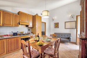สแตนดาร์ดอพาร์ทเมนท์, หลายห้องนอน (Chianti Wine Site Apt Private Balcony) | ครัวส่วนตัว | ตู้เย็น, เตาอบ, เตาประกอบอาหาร, เครื่องชงกาแฟ/ชา